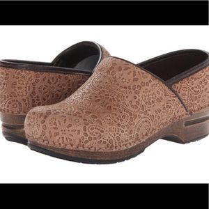 Dansko XP - pecan tan leather lace clogs